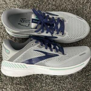 Brooks Women’s Adrenaline GTS 22 Running Shoes